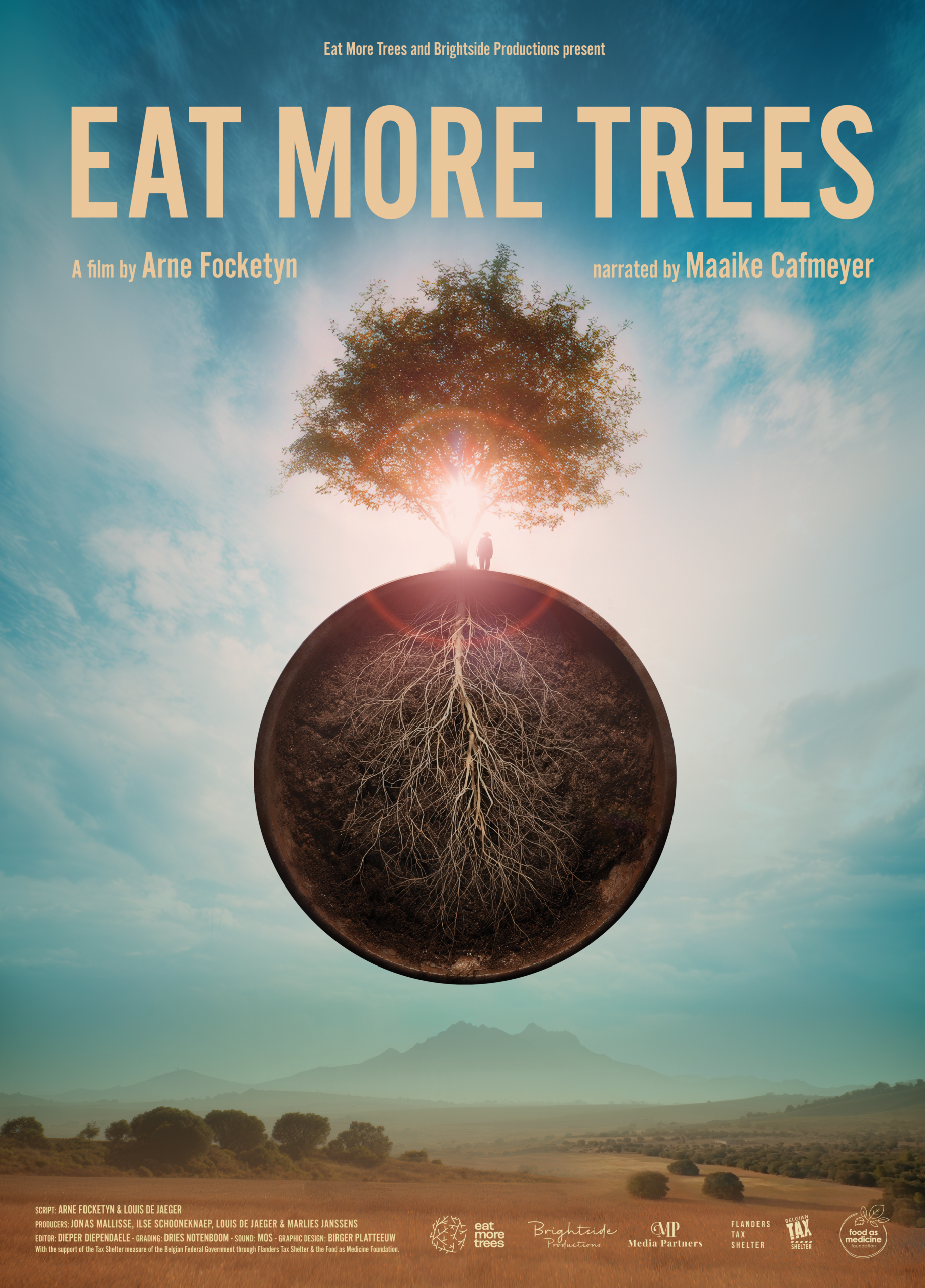 Poster van "Eat More Trees" met boom en wortels op aarde tegen een blauwe lucht.