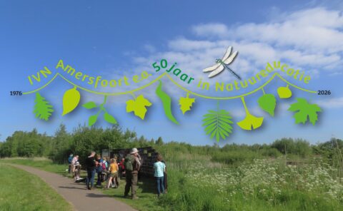 Groep mensen in natuurgebied met IVN Amersfoort logo en 50 jaar natuur educatie viering.