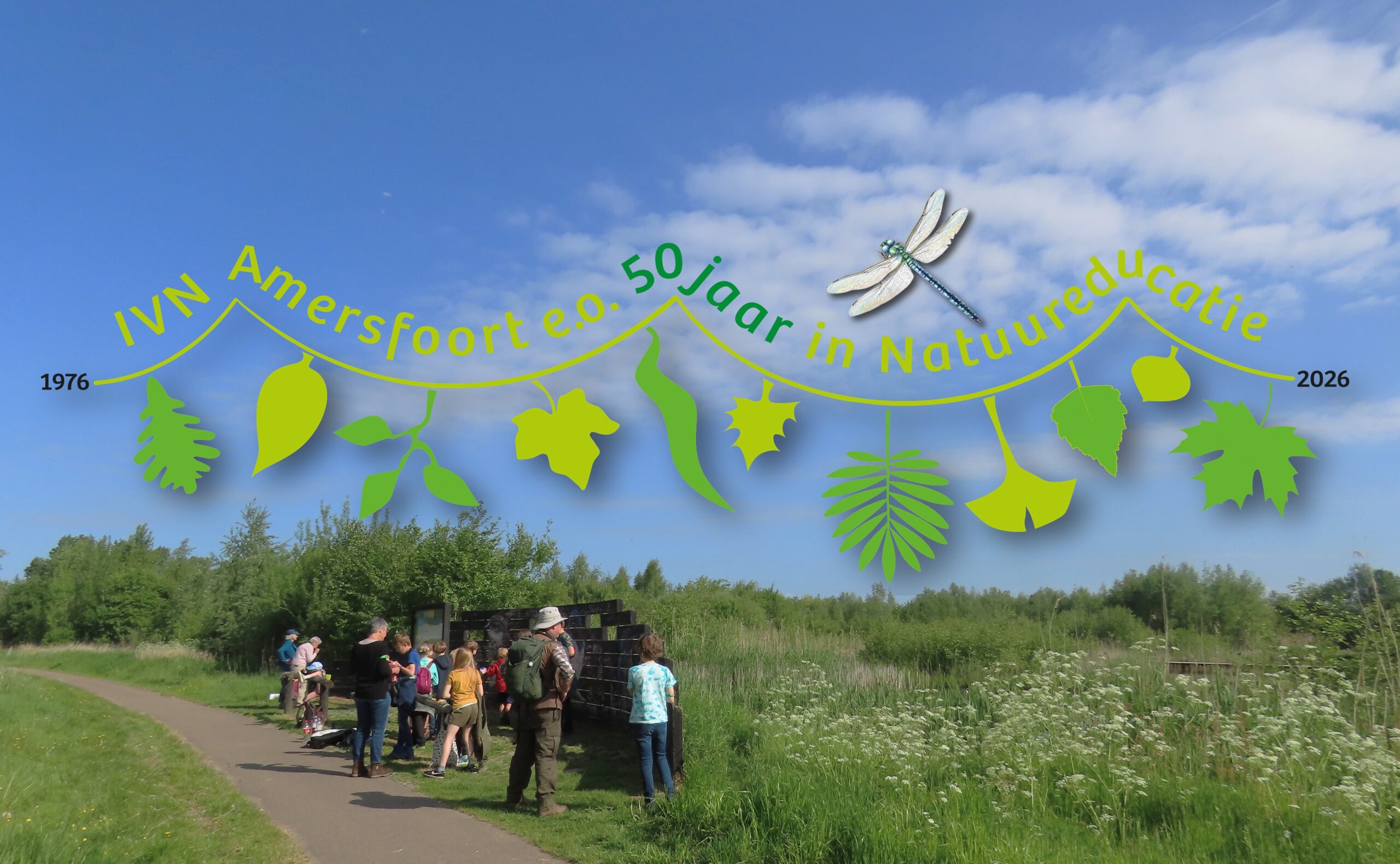 Groep mensen in natuurgebied met IVN Amersfoort logo en 50 jaar natuur educatie viering.