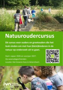 Groep mensen loopt buiten op een pad; promotie voor Natuuroudercursus bij IVN Amersfoort.