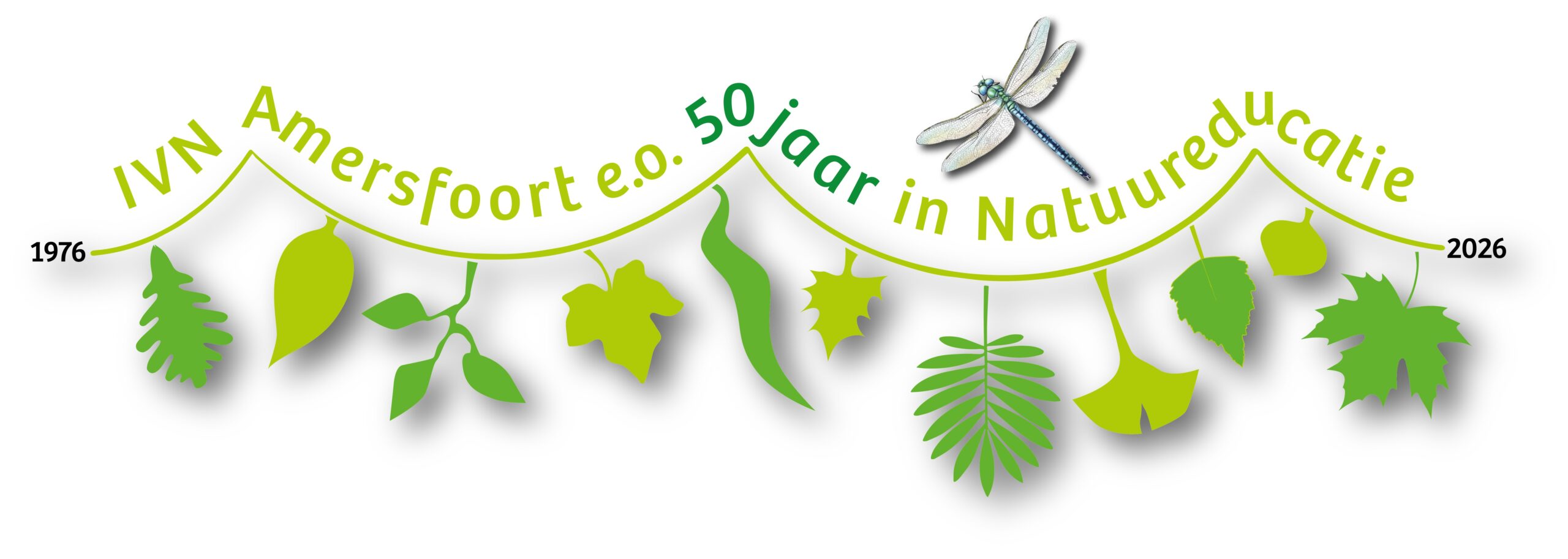 Groene tekst en bladeren met libelle, viert 50 jaar natuur educatie door IVN Amersfoort, 1976-2026.