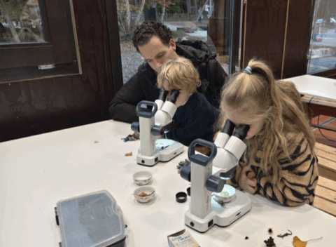 bezoekers microscopiedag