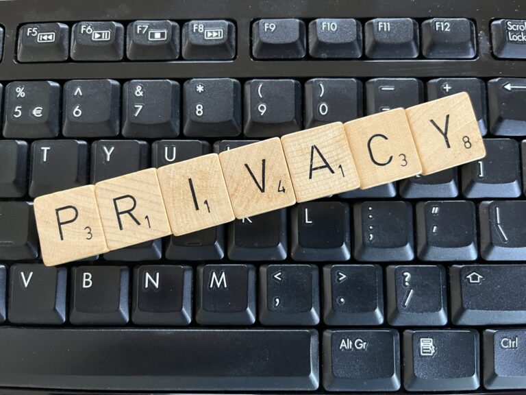 Scrabbleletters 'privacy' op toetsenbord