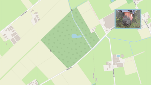 Kaart van landbouwgebied met wegen en loofbos, inzetfoto van een persoon op de grond.