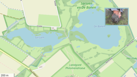 Kaart van natuurgebied Sarsven en De Banen met een ingevoegde foto van iemand die naar de grond kijkt.
