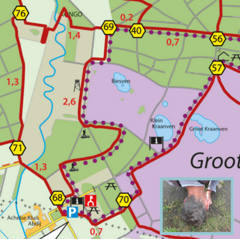 Wandelkaart met knooppunten en een persoon die water drinkt uit een bron.