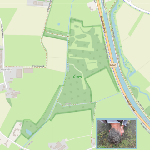 Kaart van Oetert met wegen en rivieren; inzet met persoon die naar de grond kijkt.