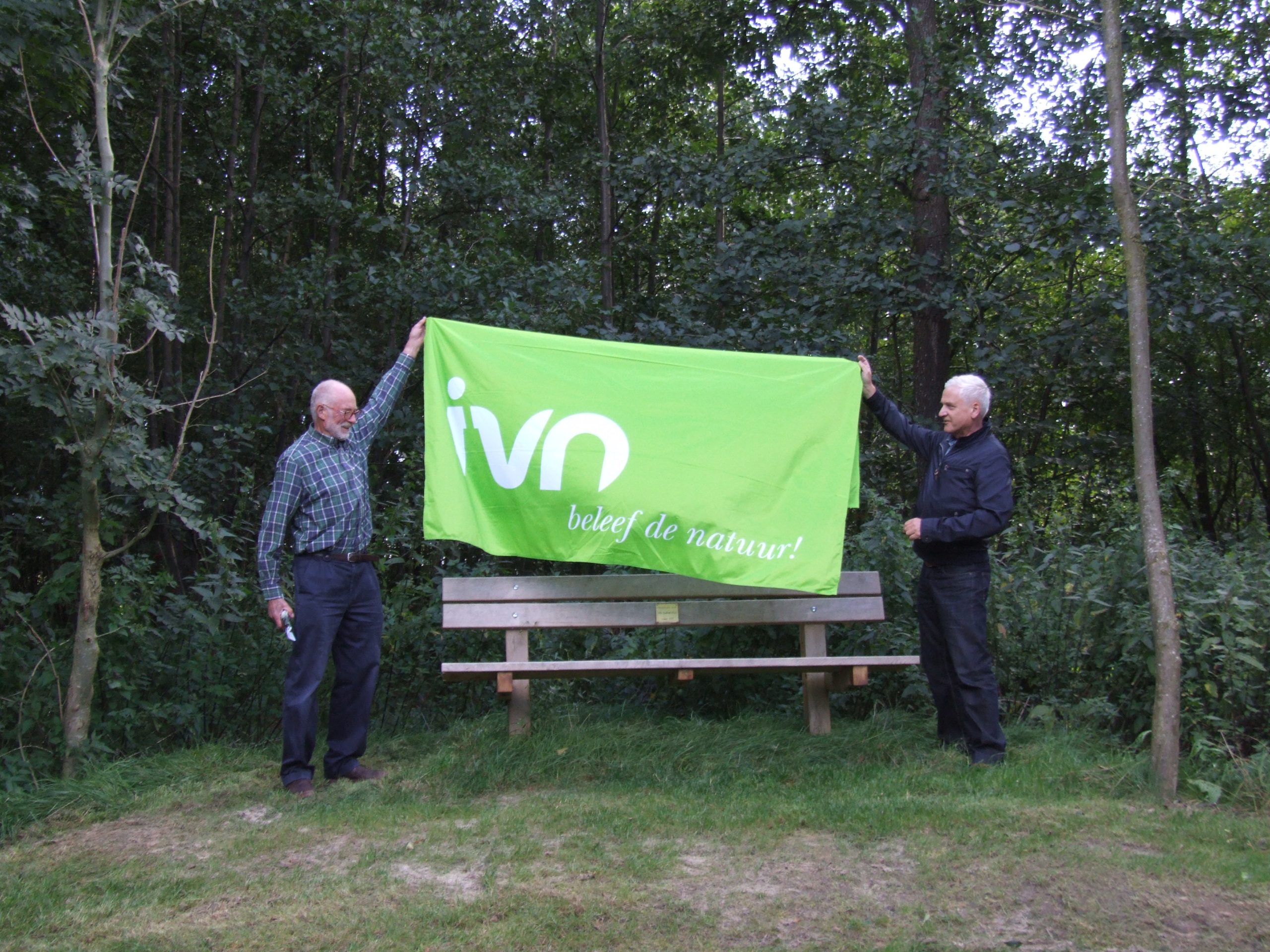 Henk Olthuis (links) en Rien Brand ’onthullen’ de bank.