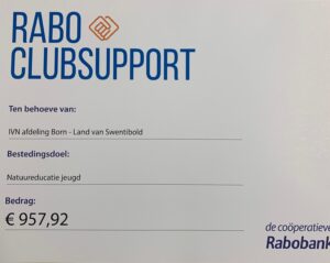 Rabo ClubSupport cheque voor IVN Born, natuureducatie jeugd, bedrag €957,92.