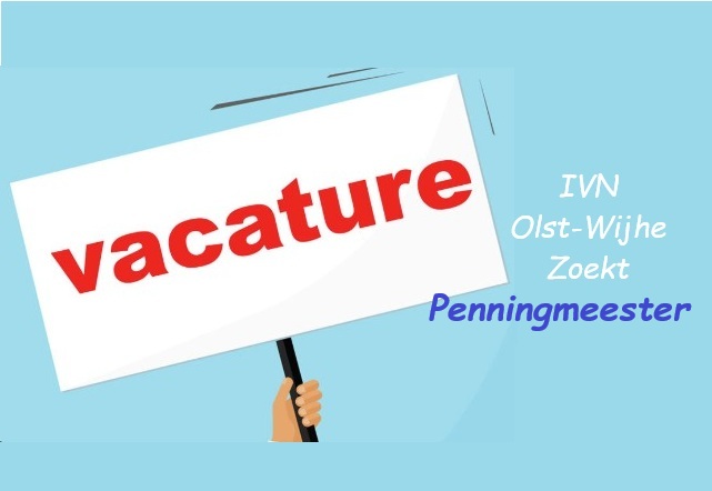 Hand houdt bord met "vacature"; text: IVN Olst-Wijhe zoekt Penningmeester. Blauw fonds.