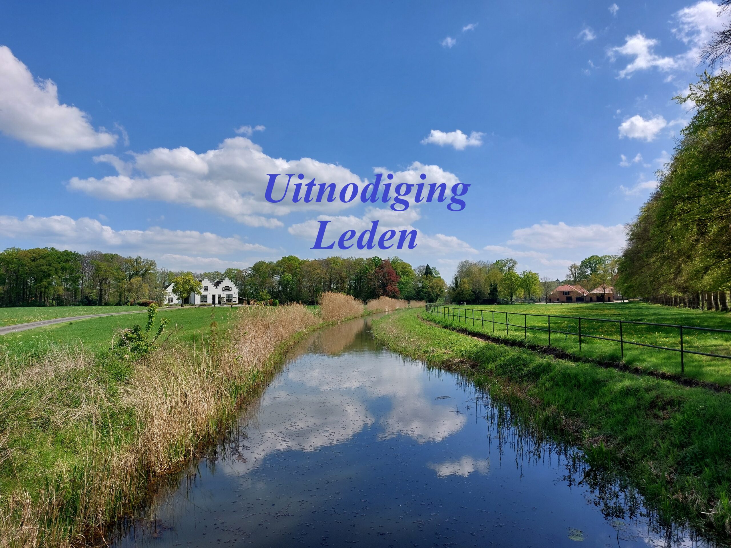 Landschap met kanaal, groene velden en blauwe lucht. Tekst: "Uitnodiging Leden".
