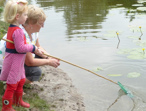 klein meisje en begeleider met schepnet