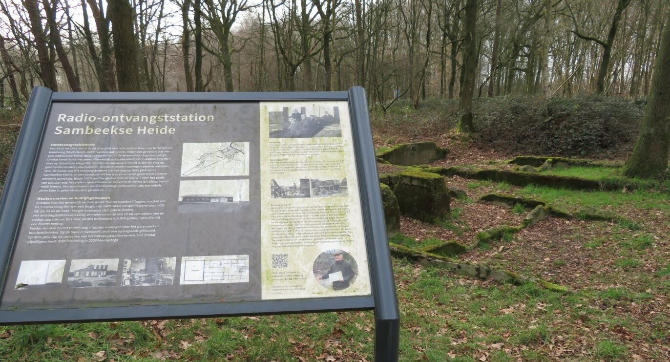 Informatiebord over Radio-ontvangststation Sambeekse Heide in bosrijke omgeving.