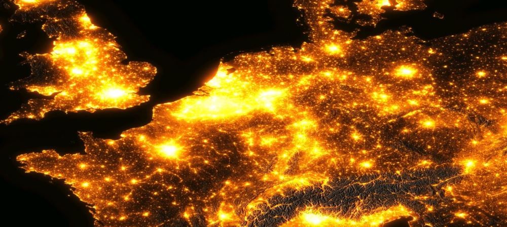 Satellietbeeld van West-Europa 's nachts, met heldere stadsverlichtingen.
