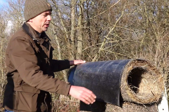 Manfred ter Heerdt deomstreert de broedkorf voor wilde eenden