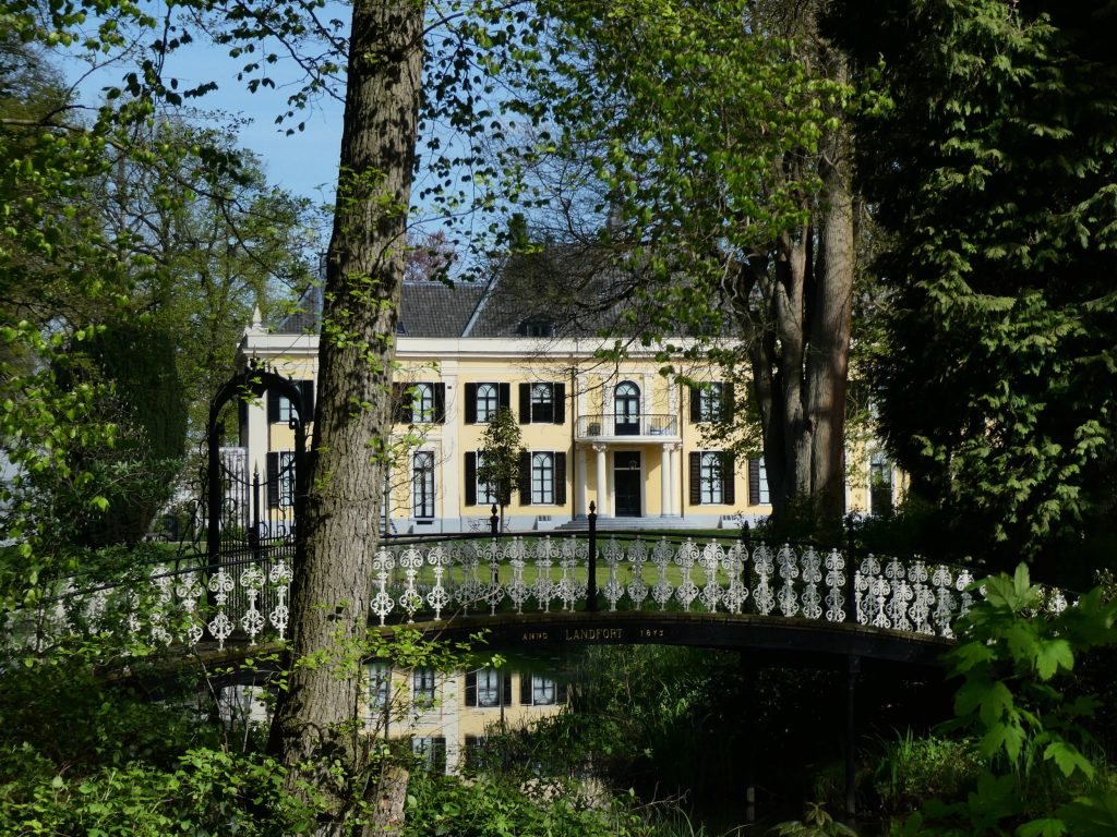 Landfort met bruggetje