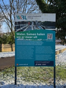 Bord van Waterleidingbedrijf Limburg, met informatie over waterbeheer. Sneeuw op de grond.