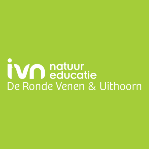 Logo IVN natuur educatie op groen, tekst: De Ronde Venen & Uithoorn.