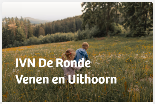 Kinderen spelen in een bloemenveld met een bos op de achtergrond, tekst: "IVN De Ronde Venen en Uithoorn".