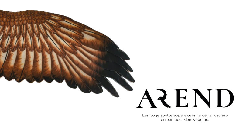 Vleugel van een arend met tekst: "Arend, een vogelspottersopera over liefde en landschap."
