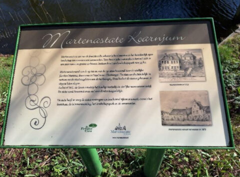 Informatiebord van Martenastate Koarnjum met historische tekeningen en tekst over het landgoed.