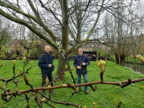 Werkgroep neemt nieuw gereedschap in ontvangst