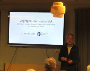 Presentatie over vogelgeluiden door Carel ten Cate bij Universiteit Leiden.