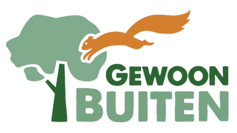 Een oranje eekhoorn springt over een groene boom naast de tekst "Gewoon Buiten".