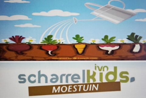 Illustratie van groenten in de grond met een gieter; tekst: "scharrelkids moestuin".