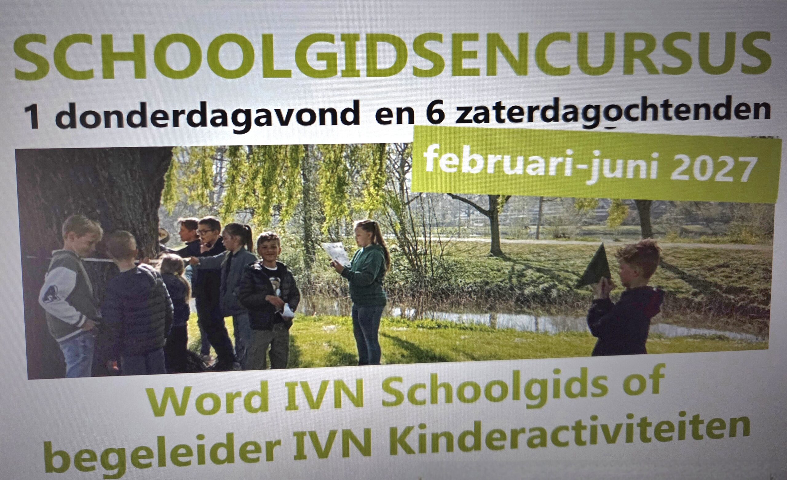 Poster voor schoolgidsencursus met kinderen in een buitenomgeving. Workshops in 2027.