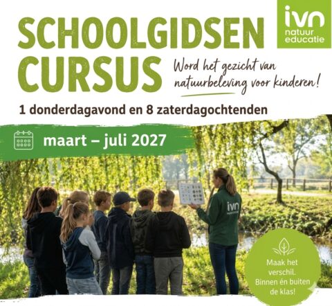 Groep kinderen kijkt naar een instructeur buiten bij een IVN-cursus, gepland voor maart-juli 2027.