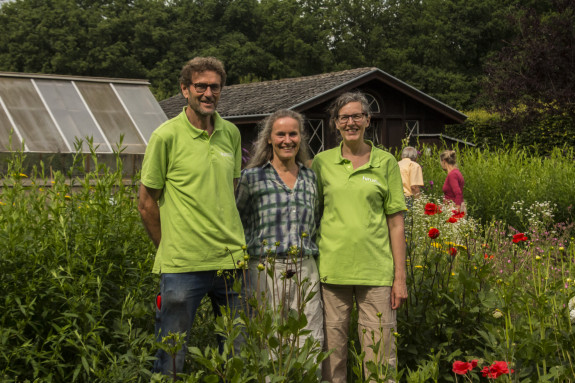 drie mensen in pluktuin