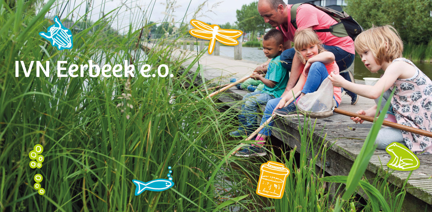 Kinderen vangen waterdieren met een schepnet bij een vijver, omgeven door natuurillustraties.