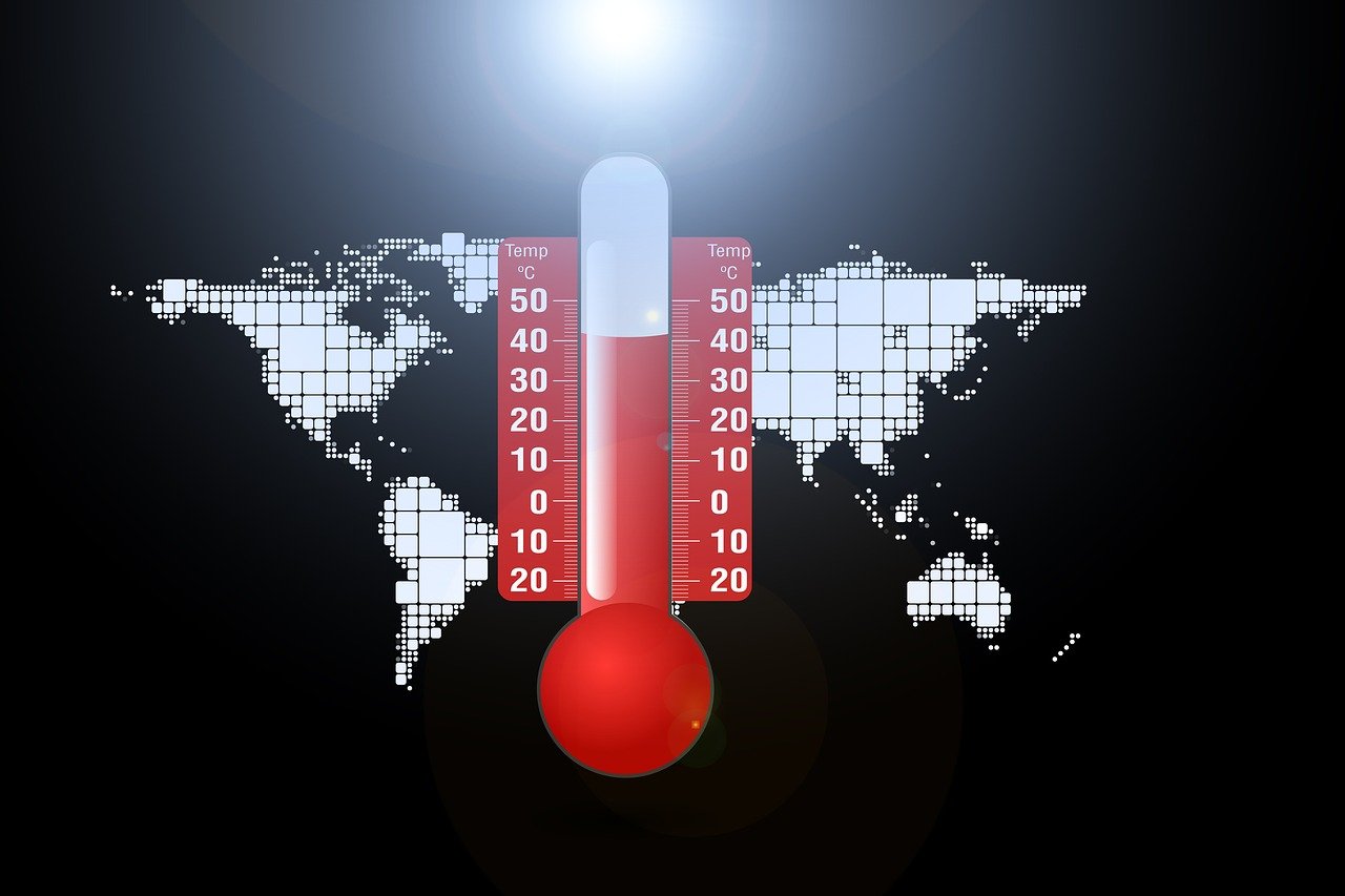 Wereldkaart met thermometer op hoge temperatuur, symbool voor klimaatverandering.