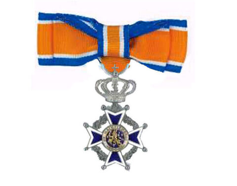 Oranje-blauw lint met zilveren kroon en kruis medaille.
