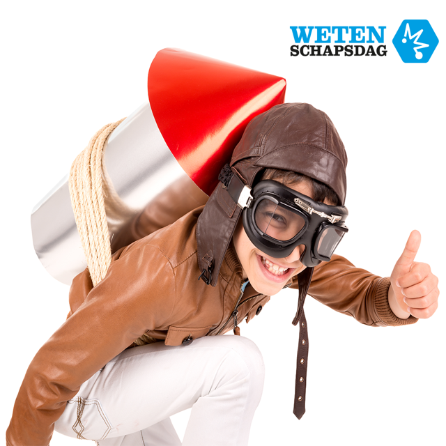 Jongen in pilotenoutfit met raket op rug, duim omhoog. Tekst: Wetenschapsdag.