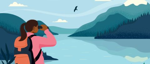 Persoon met rugzak kijkt door verrekijker naar bergen en vogel boven meer.