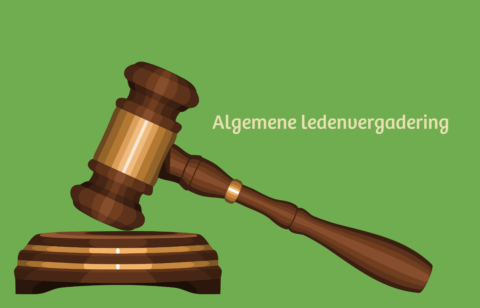 Houten hamer met tekst "Algemene ledenvergadering" op groene achtergrond.