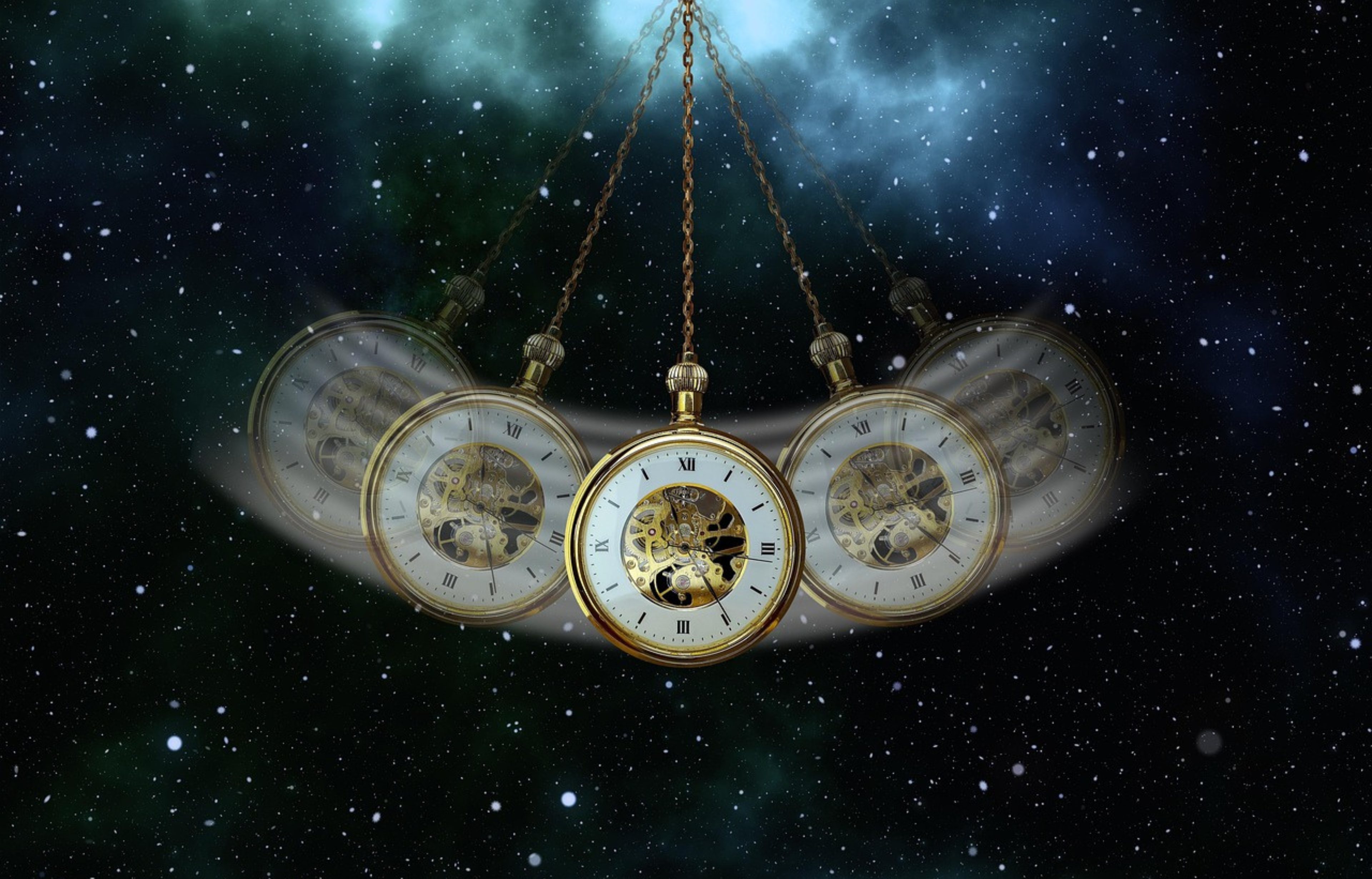 Een zwaaiende zakhorloge, zichtbaar in meerdere posities, tegen een sterrenhemel.
