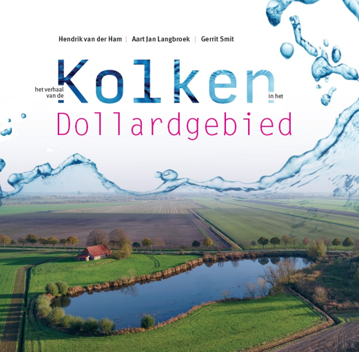 Luchtfoto van een boerderij bij een kolk in het Dollardgebied, met de tekst "Kolken in het Dollardgebied".
