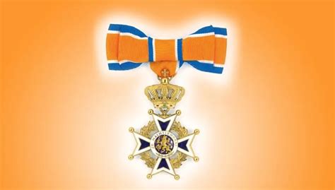 Onderscheiding van de Orde van Oranje-Nassau op een oranje achtergrond, met lint in blauw en oranje.