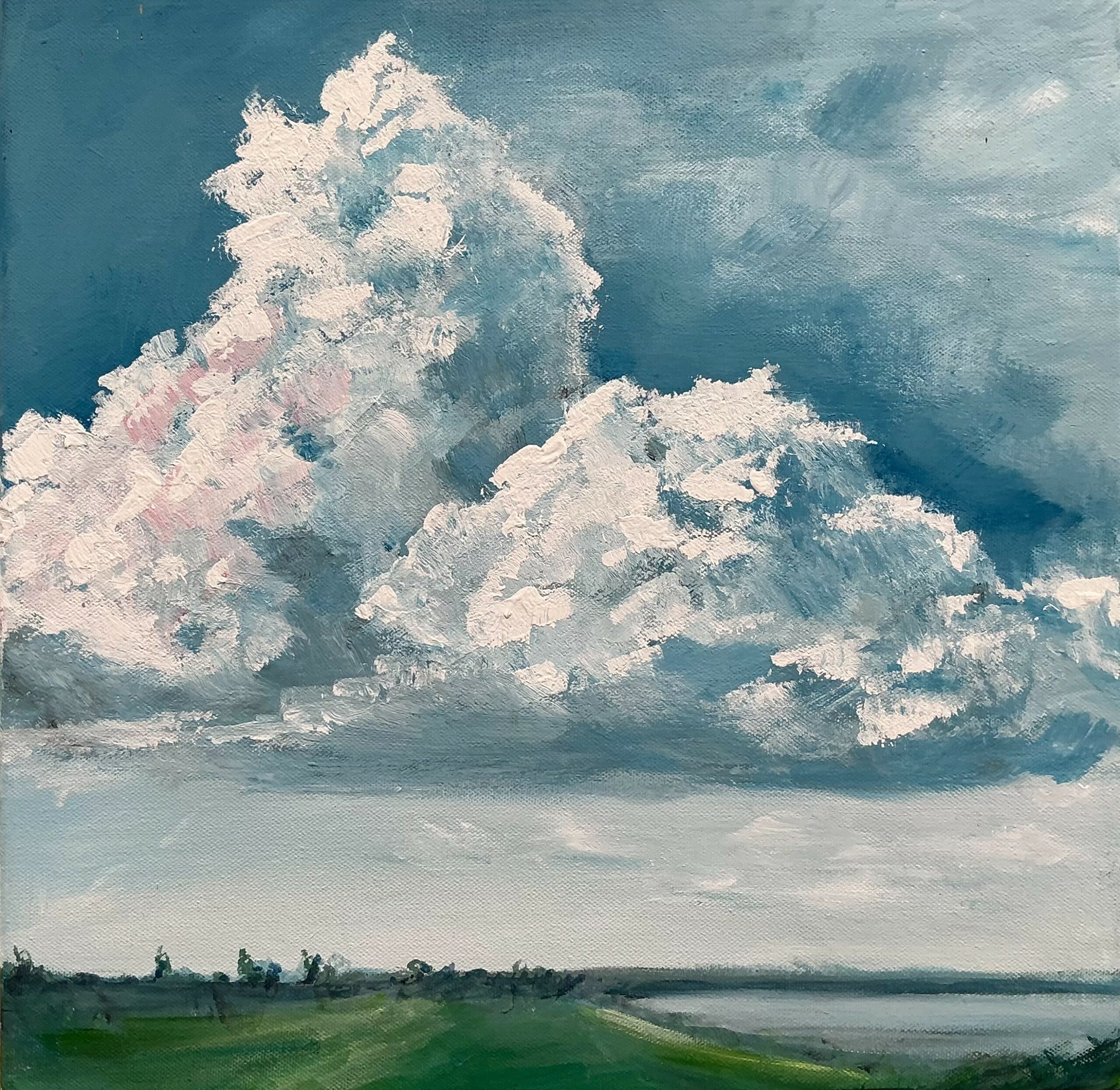 Schilderij van grote wolken boven een groen landschap en een wateroppervlak.