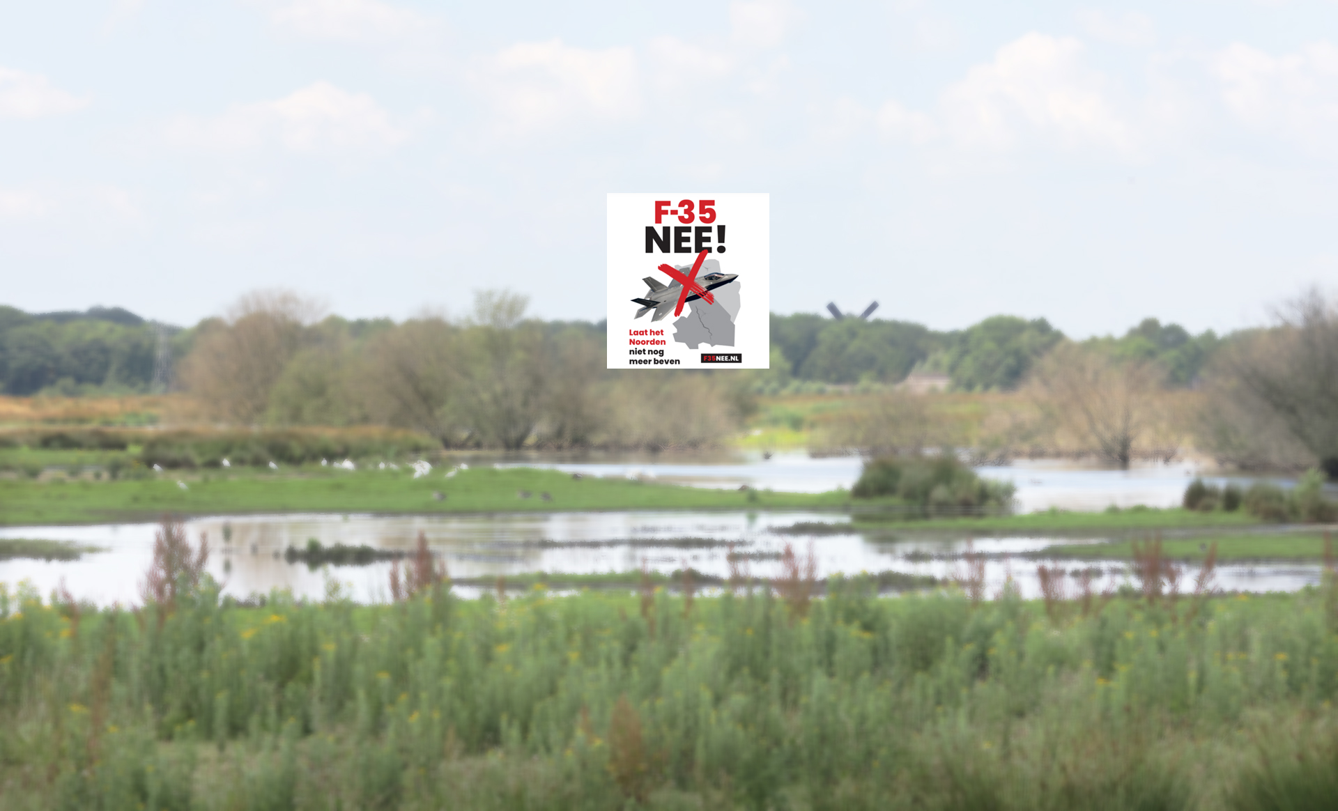 Landschap met een protestbord tegen de F-35 boven een natuurlijke omgeving.
