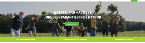 Jongeren in de natuur met kruiwagens, Woesteland logo en tekst "Actieve jongerenvakanties".