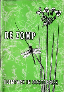 Groene achtergrond met tekening van een libelle en bloemen. Tekst: "De Zomp, Heempark in Oosterbeek".