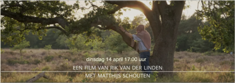 Man omarmt boom in zonovergoten landschap, tekstpromotie film op 14 april 17:00 uur.