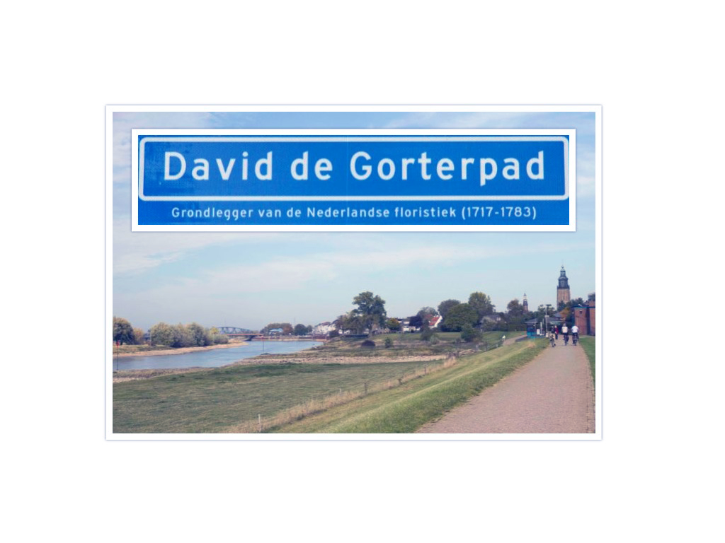 Een bord met "David de Gorterpad" en landschap langs de rivier met wandelaars.