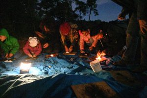 Kinderen maken vuur tijdens de Nacht van de nacht