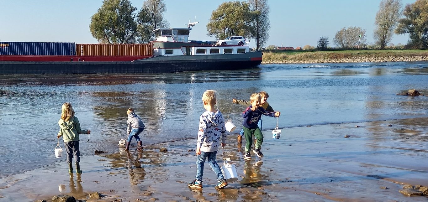 Kinderen sjouwen met emmertjes water