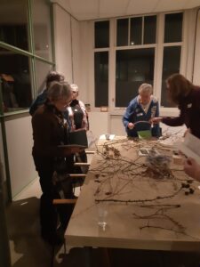 Foto van mensen die takken met koppen aan het bekijken zijn